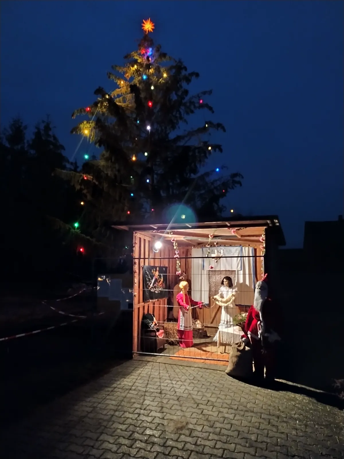 Weihnachtsbaum und Märchenhütte am 2. Advent 2020